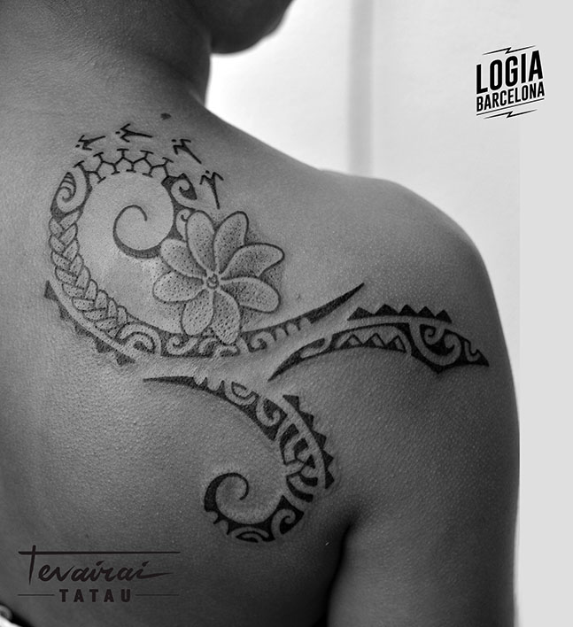 Tatuaje hawaiano polinesio flor Logia Barcelona Tevairai