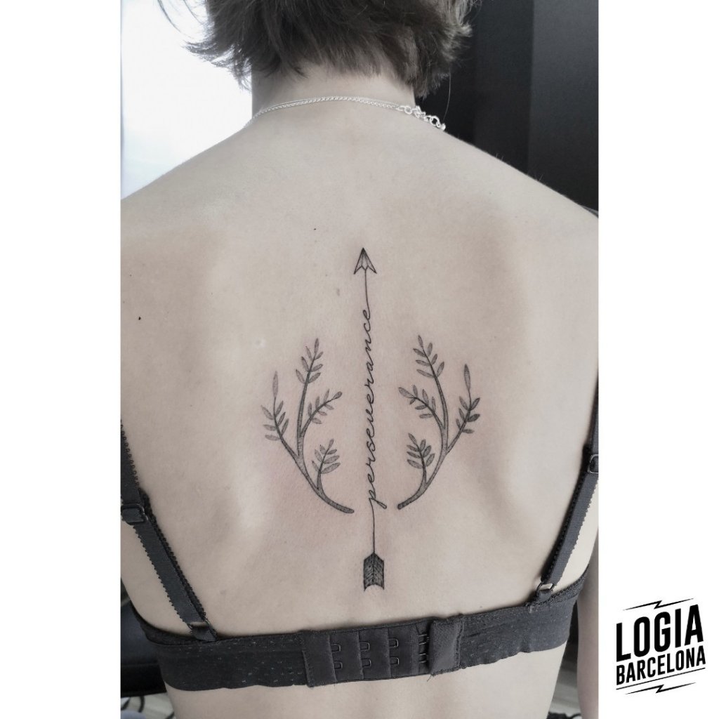 tatuaje minimalista flecha tatuador Moskid Logia Barcelona