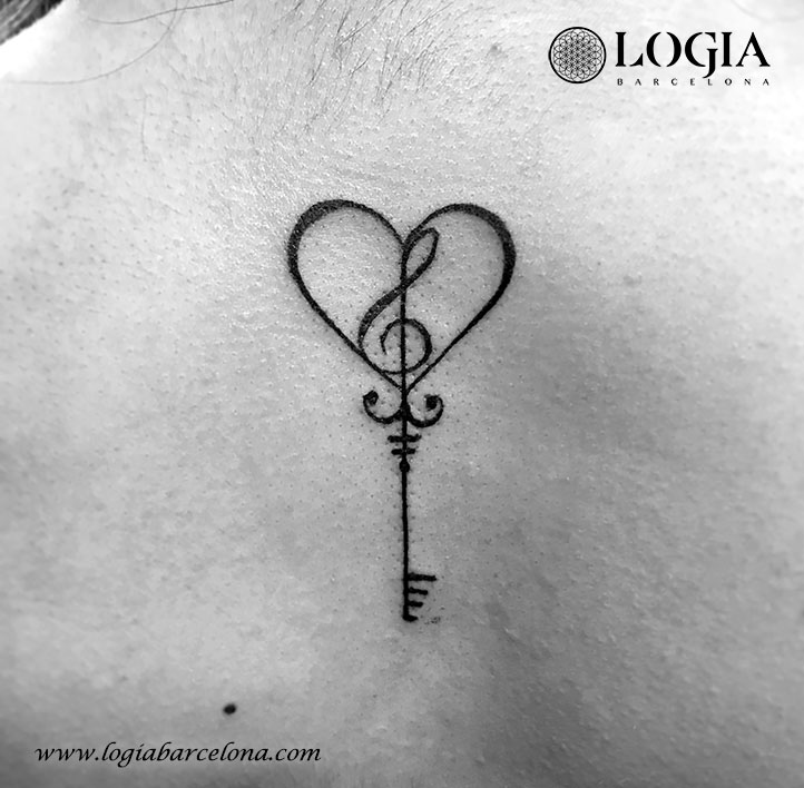 tatuatge petit minimalista cor clau de sol Logia Barcelona