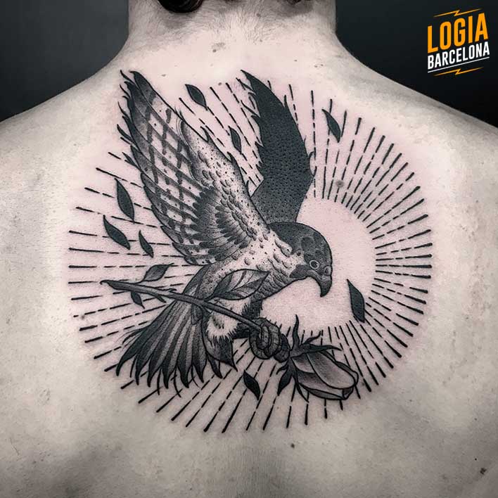 tatuaje de halcon en la espalda Logia Barcelona