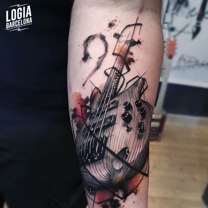 Tatuaje guitarra en llamas antebrazo Dime Reck Logia Barcelona