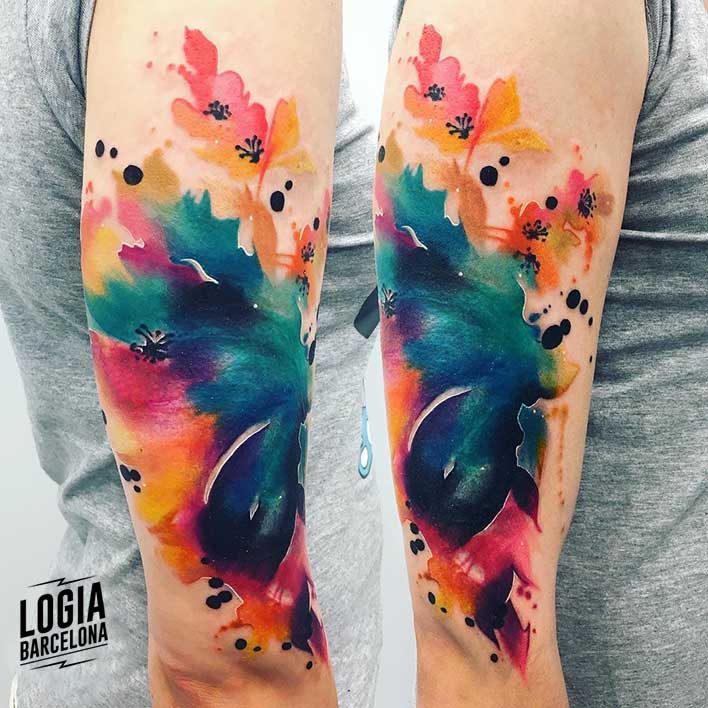 tatuaje flores brazo estilo acuarela Logia Barcelona tatuadora Monika Ochman