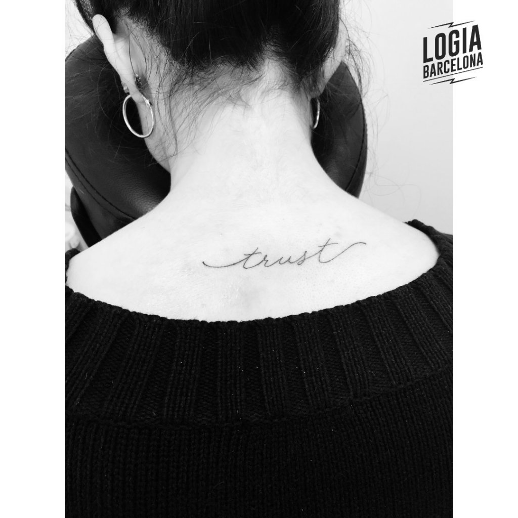 tatuajes en la nuca trust lettering minimalista logia barcelona
