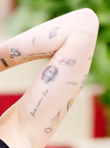 Tatuajes pequeños de Miley Cyrus en el brazo