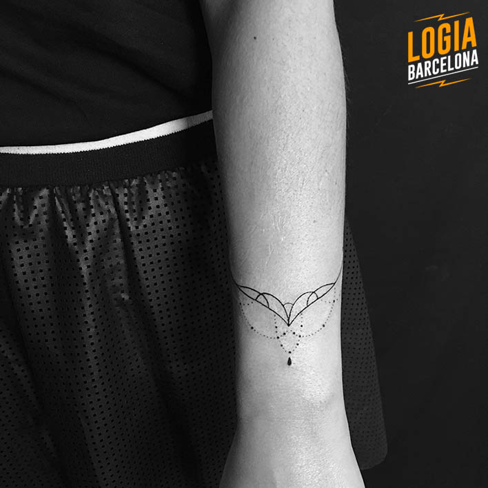 tatuaje femenino pequeno atrapasuenos Logia Barcelona