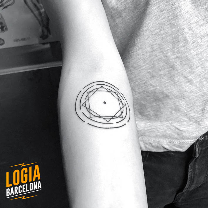 tatuaje geometrico simple Logia Barcelona