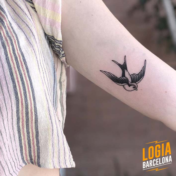 tatuaje pequeño golondrina Logia Barcelona