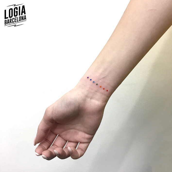 tatuaje minimalista de puntos Logia Barcelona