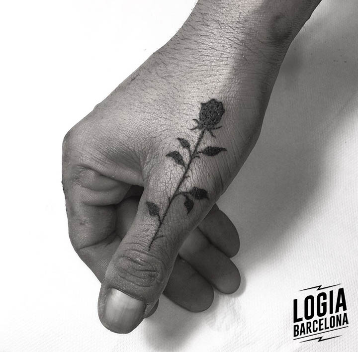 tatuaje simple rosa Logia Barcelona
