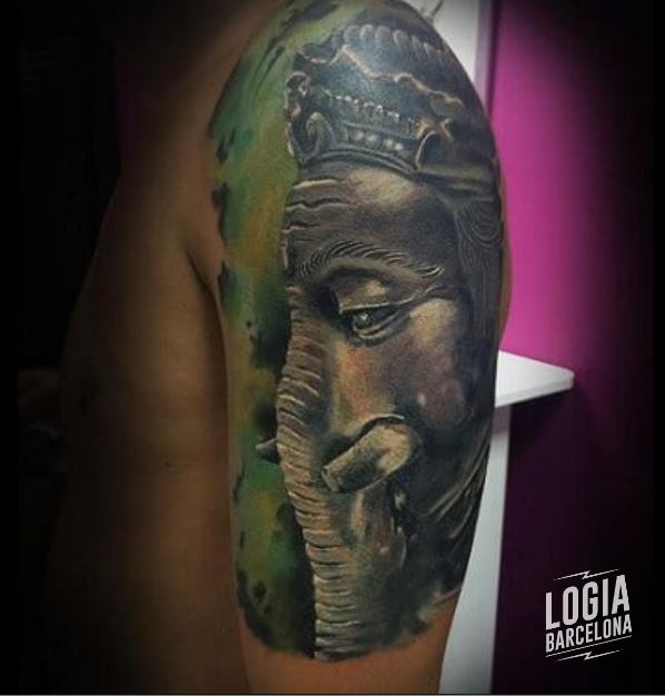Elefante budista tatuaje realista estatua brazo Logia Barcelona