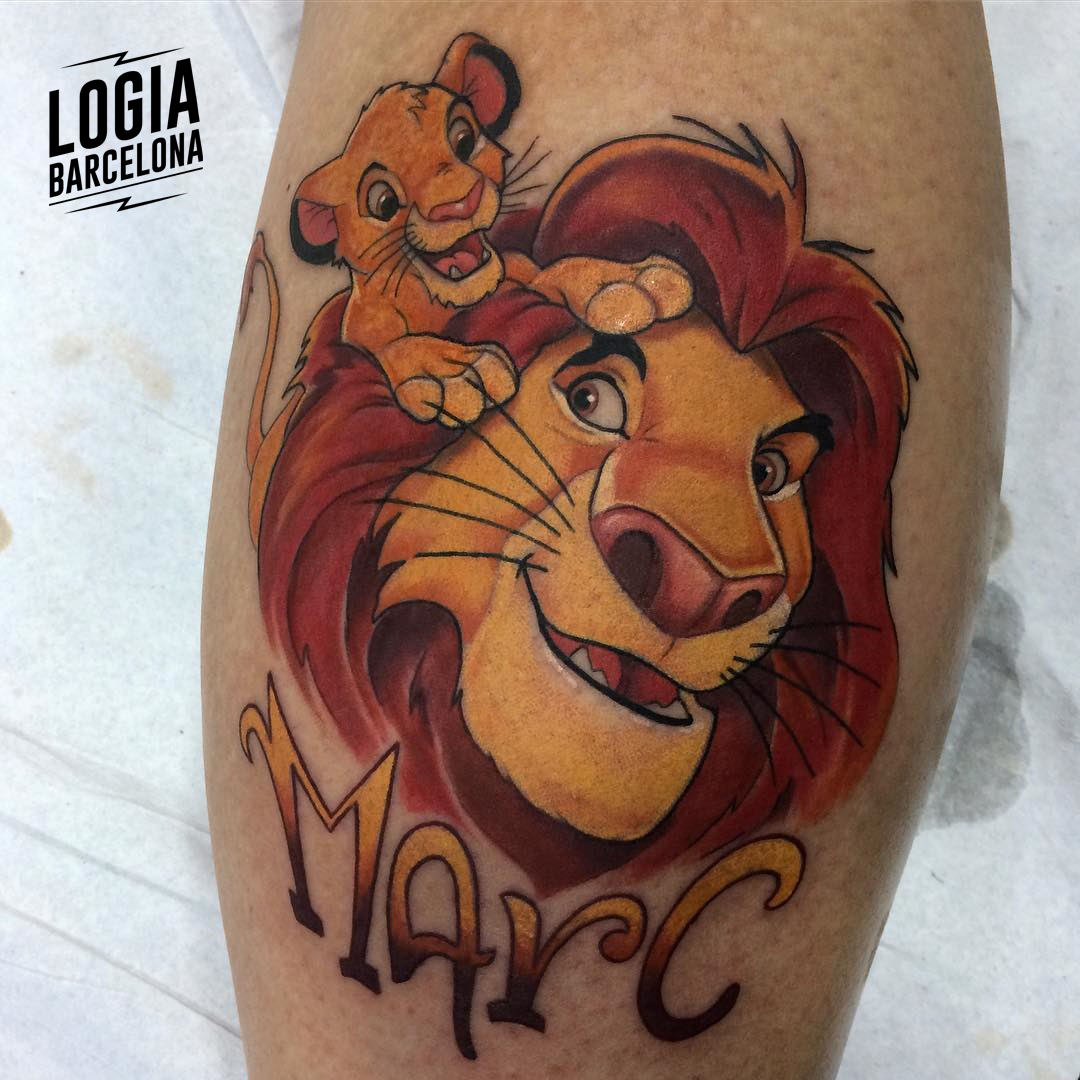 Tatuaje Disney El Rey León Mufasa Simba lettering Leo Valvedre Logia Barcelona