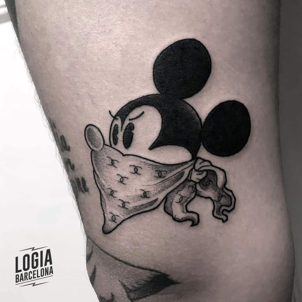 Tatuaje Disney Mickey Mouse Blackwork Victor Dalmau Logia Barcelona