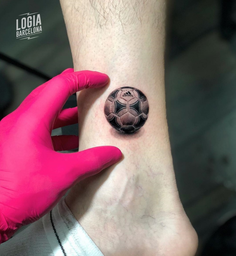 Tatuaje Pelota de futbol Microrealismo El Donante Logia Barcelona