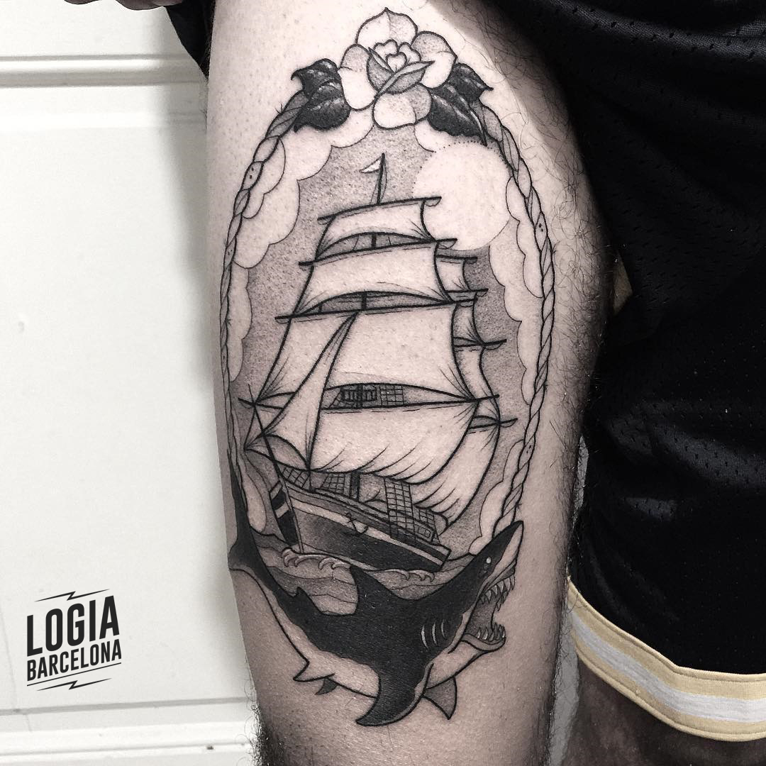 Tatuajes de tiburones barco Blackwork Logia Barcelona