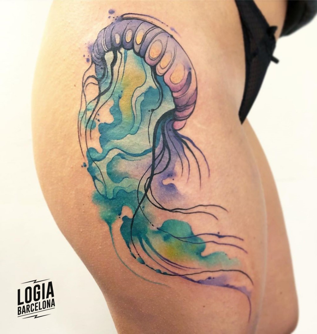Tatuaje de medusas Cadera Watercolor Claudia Denti Logia Barcelona