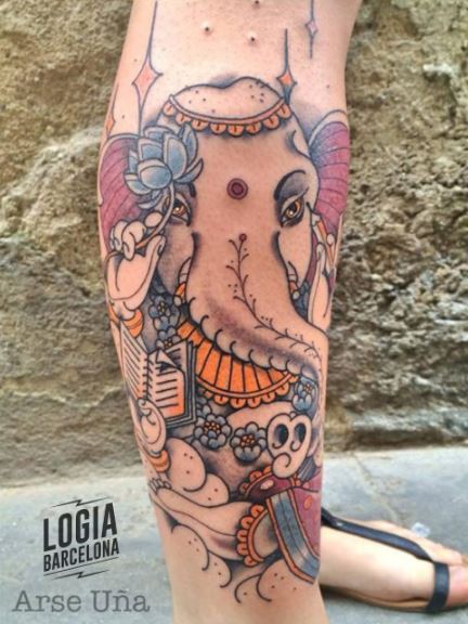 Tatuaje elefante budista Ganesha pierna color Logia Barcelona