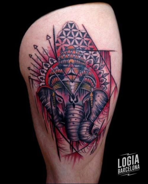 Tatuaje elefante hindu buena suerte pierna color Logia Barcelona
