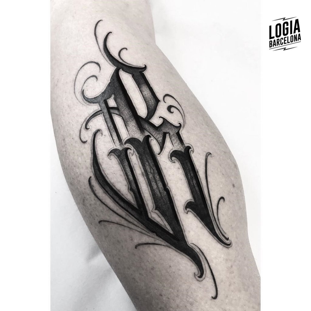 tatuaje inicial lettering pierna moskid logia barcelona