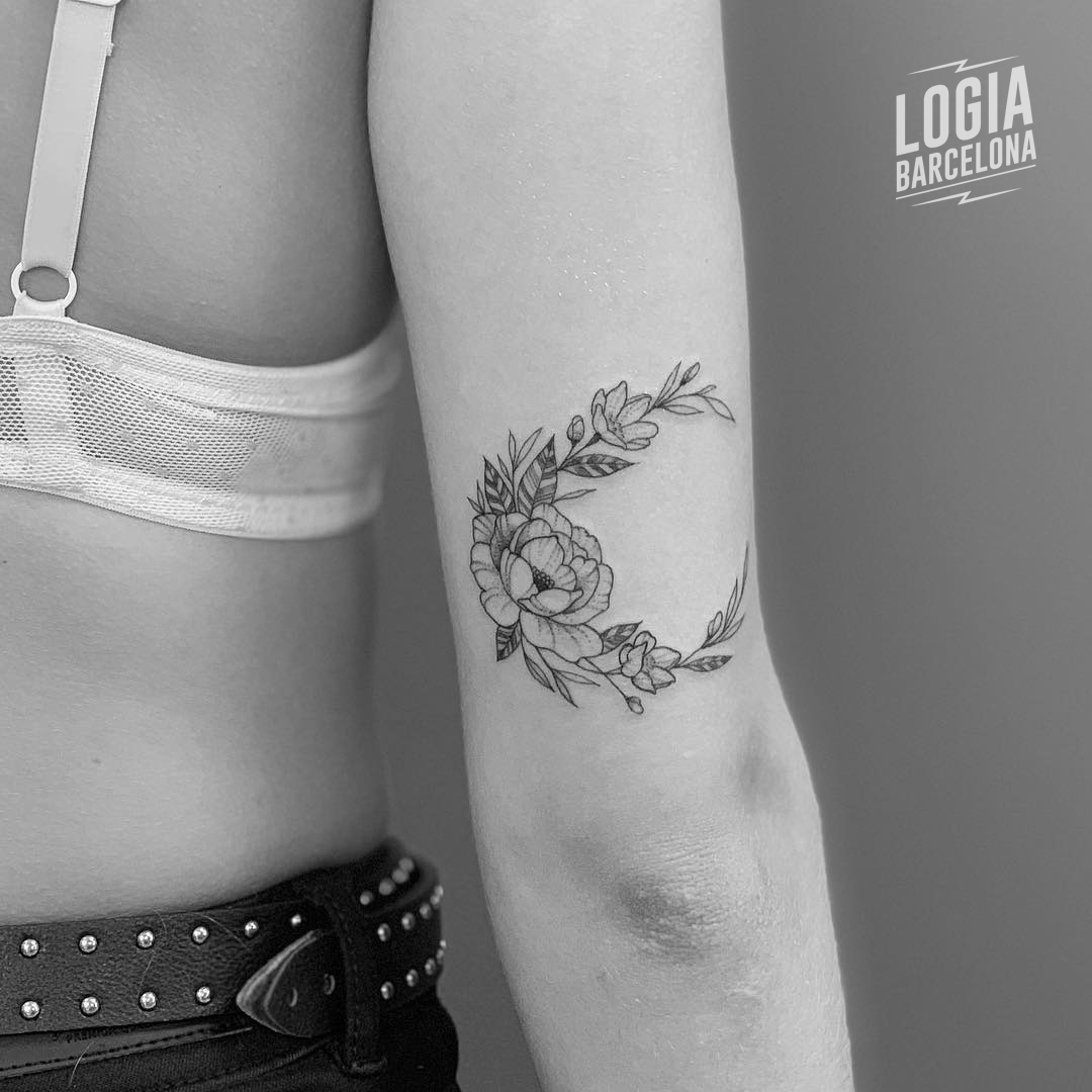 Tatuaje con la letra C luna flores Logia Barcelona
