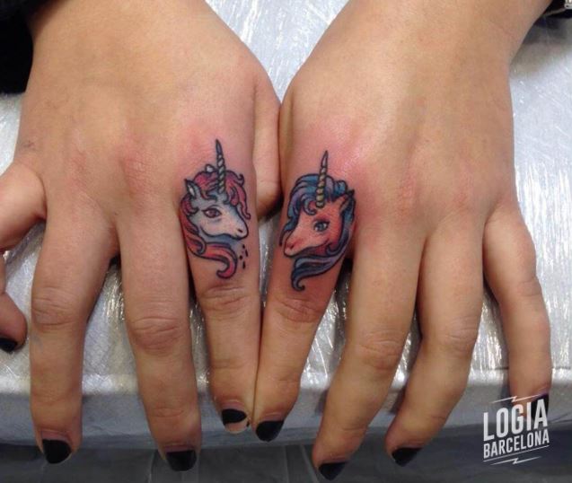 Tatuajes en los dedos Unicornios Logia Barcelona