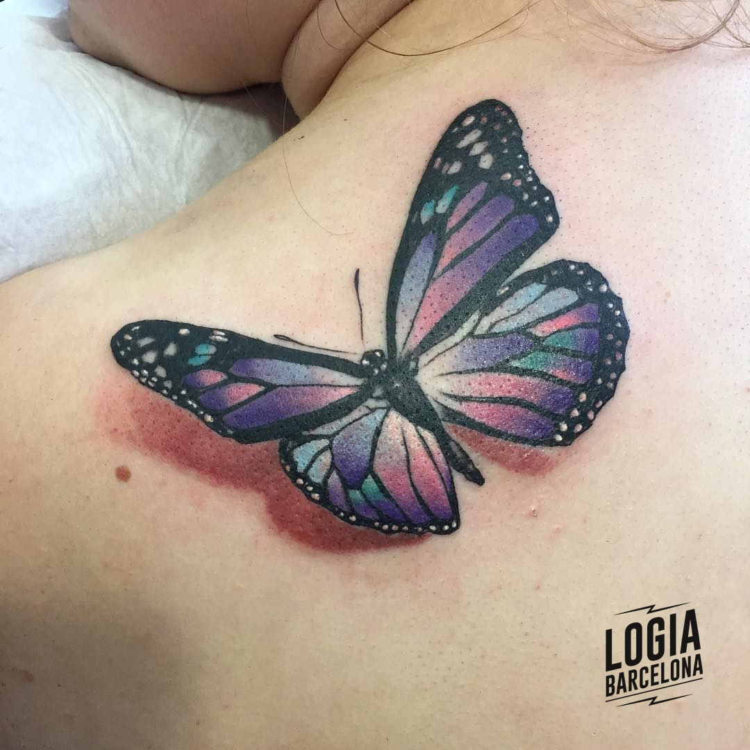Tatuaje de mariposa realista color hombro Logia Barcelona