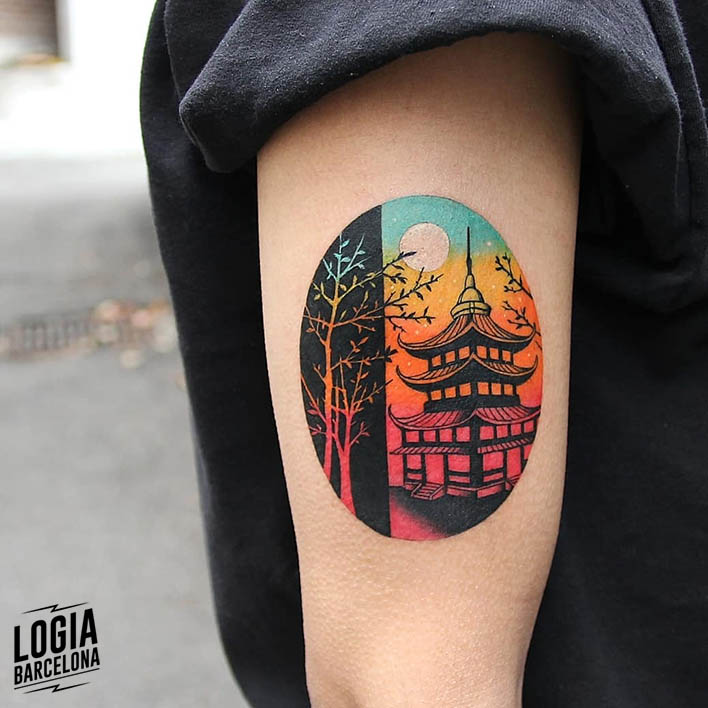 tatuaje_brazo_pagoda_japonesa_luna_color_logia_barcelona_polyc