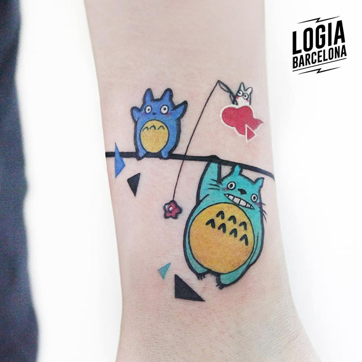 tatuaje_muñeca_totoro_color_logia_barcelona_polyc