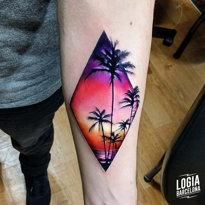 Tatuaje palmeras paisaje color brazo Logia Barcelona Vinni Mattos