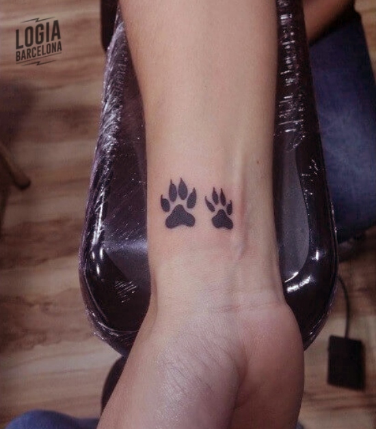 Huellas de perro tatuaje muñeca logia barcelona