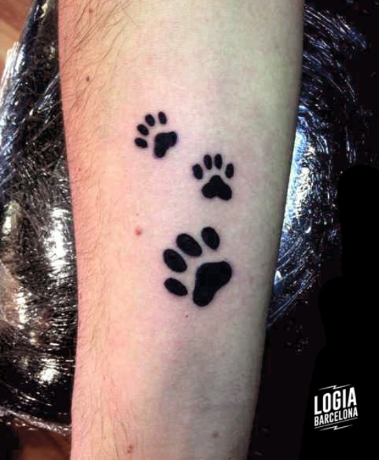 Huellas de perro tattoo muñeca logia barcelona