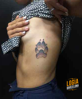Tatuaje huella de perro costillas logia barcelona
