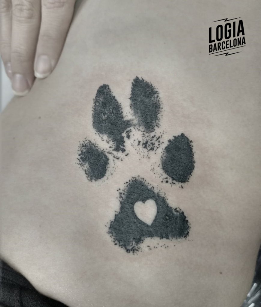 tattoo de huellas de perro Logia Barcelona