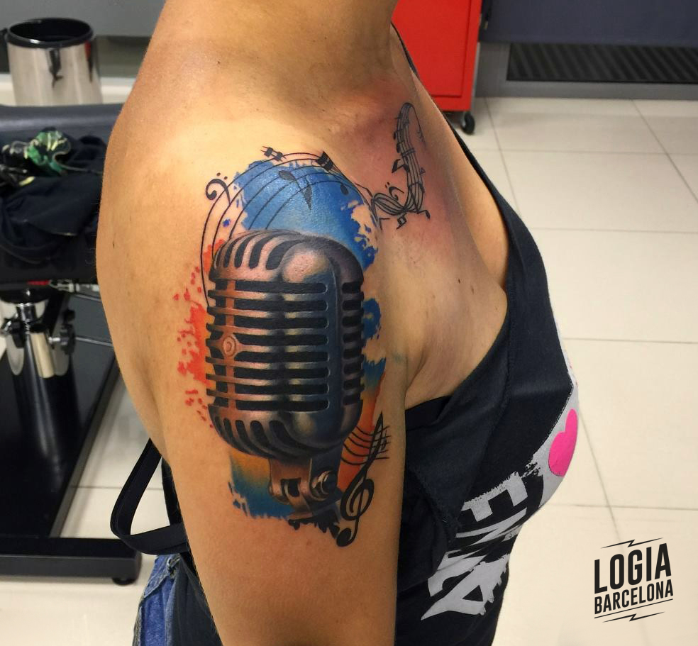 Tatuaje Microfono Musica Pia Vegas Logia Barcelona