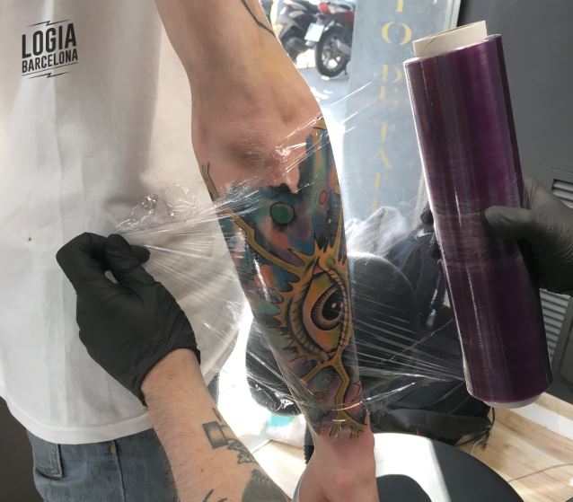 Film transparente para curar los tatuajes Logia Barcelona