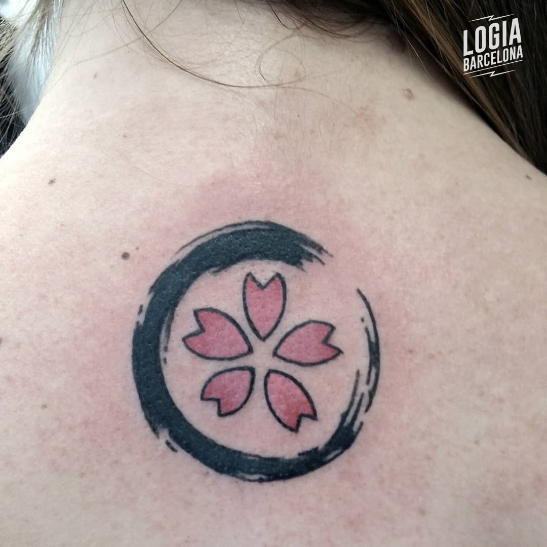 Tatuaje Circulo Zen pétalos flor Sakura Logia Barcelona