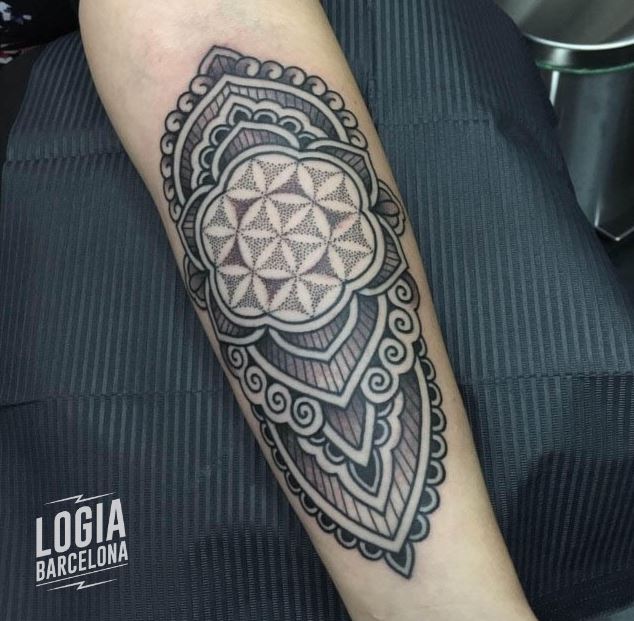 Tatuaje Mandala Flor de la vida brazo Willian Spindola Logia Barcelona