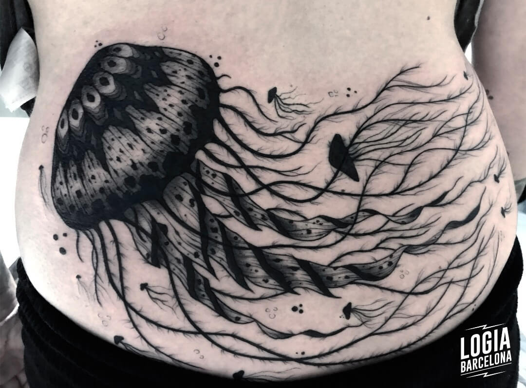 Tatuaje de medusa Blackwork Pepo Herrando Logia Barcelona