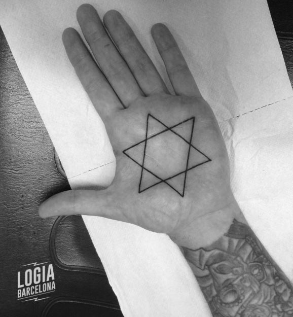 Tatuaje de la estrella de David | Logia Tattoo Barcelona