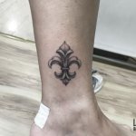 Flor de lis en tatuaje