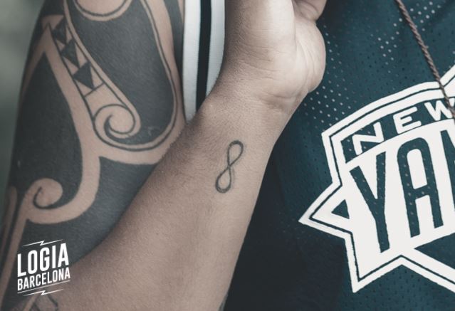 Tatuaje infinito | Logia Tattoo Barcelona