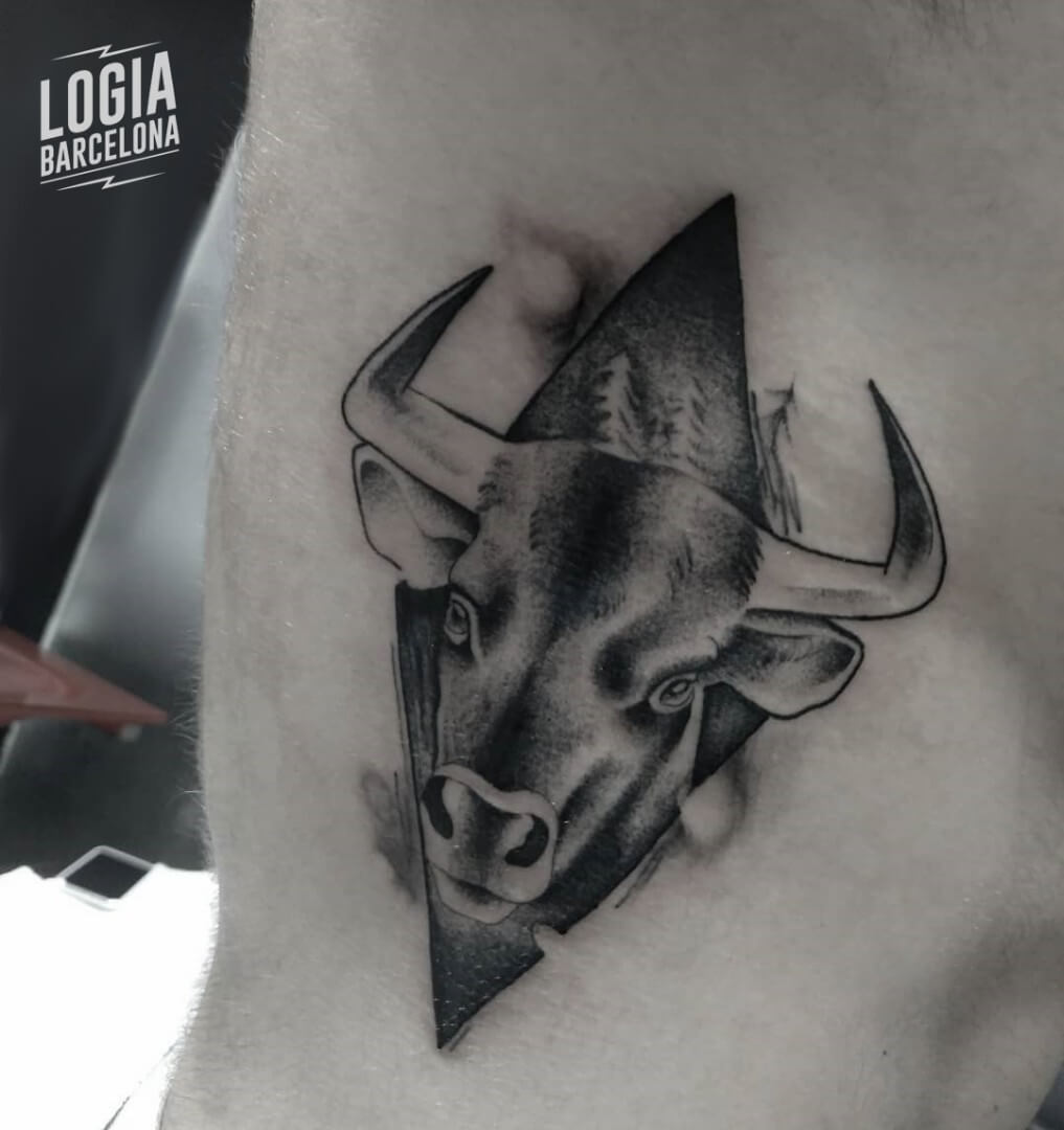 Tatuaje toro Julio Voltaje Logia Barcelona