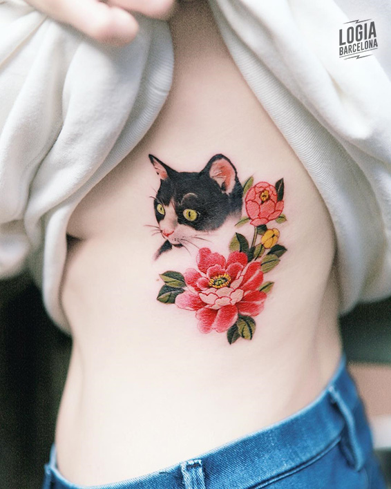 tatuaje delicado mujer gato y flores Sion Logia Barcelona