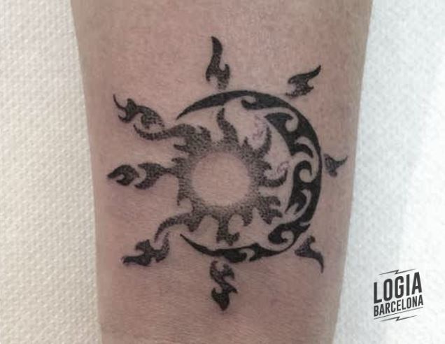 Tatuajes de Sol y Luna tribal puntillismo Logia Barcelona
