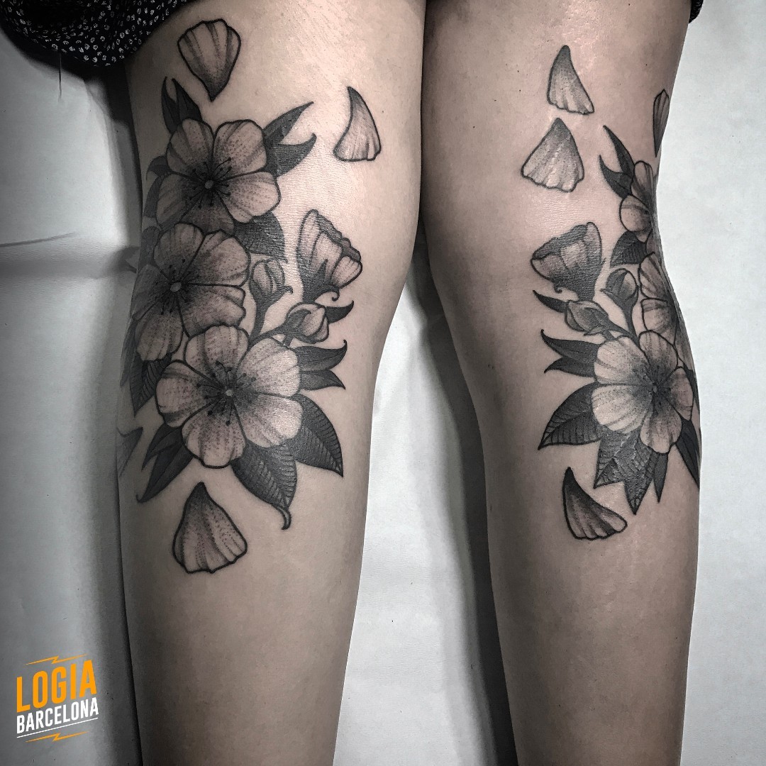 Tatuajes flores de cerezo Sakura piernas Laia Desole Logia Barcelona