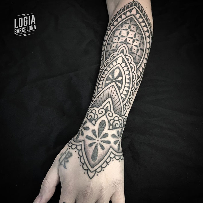 mejores tatuadores barcelona - ornamental - logia tattoo Willian Spindola