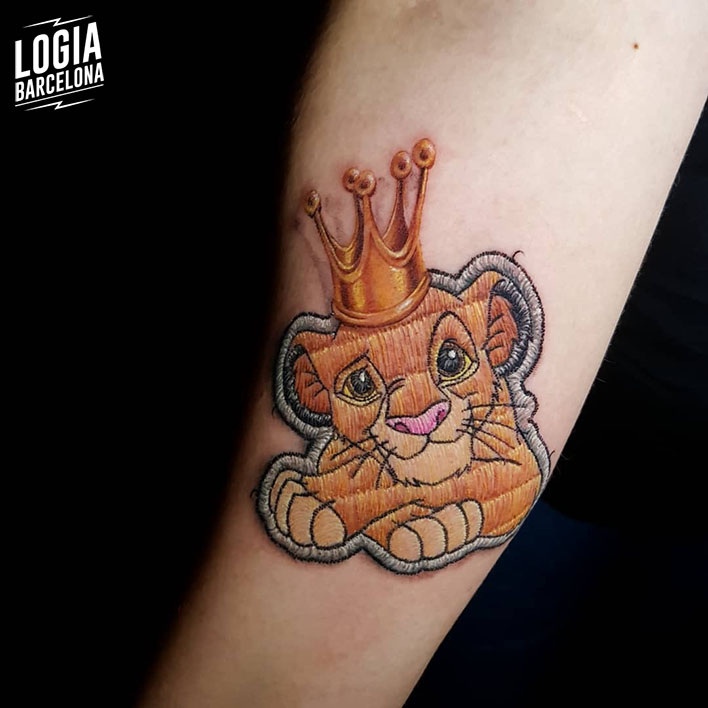 tatuaje_brazo_rey_leon_simba_logia_barcelona_duda_lozano