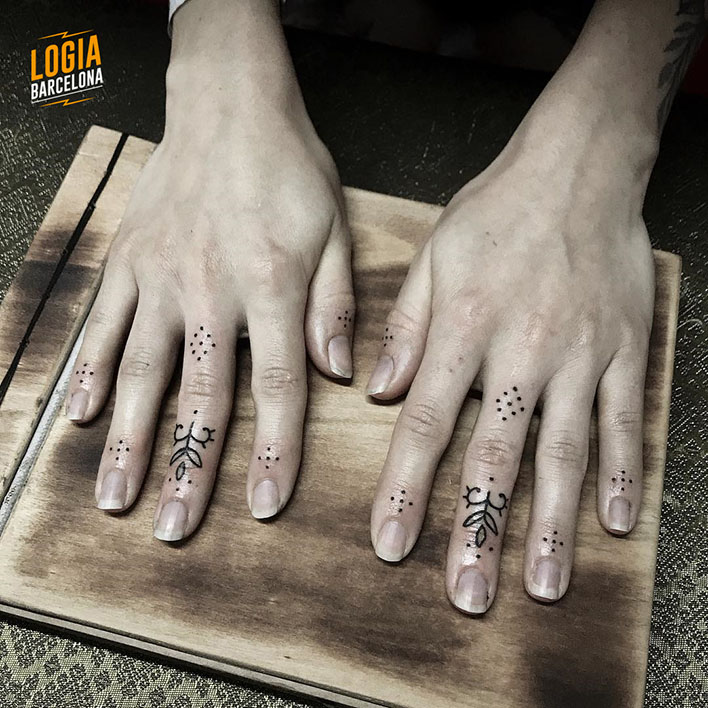 Tatuajes en los dedos | Logia Tattoo Barcelona