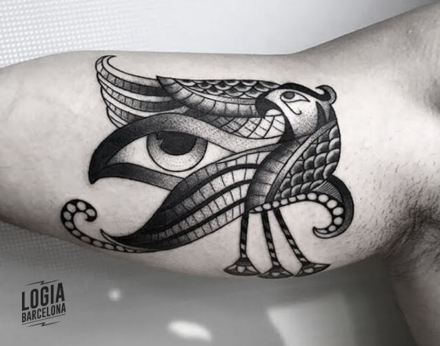 Ojo egipcio tatuaje Halcon Horus - Logia Barcelona