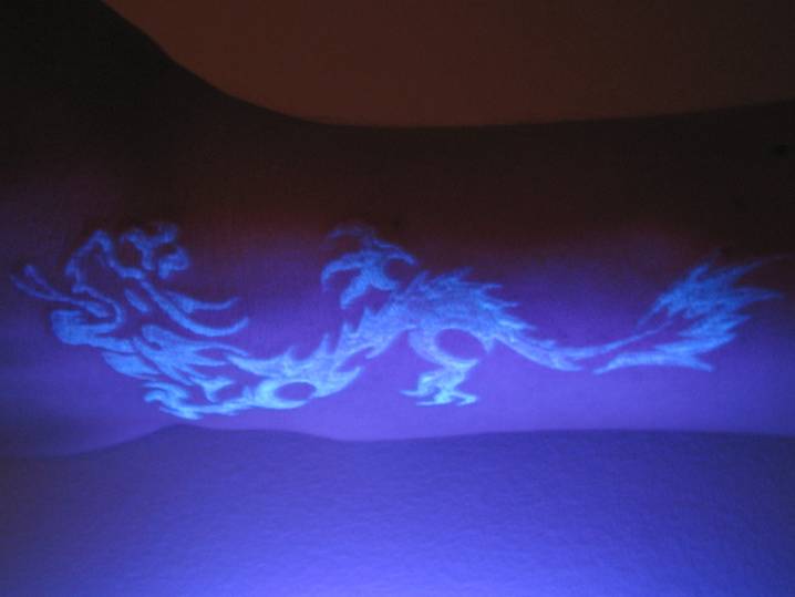 Tatuajes que brillan en la oscuridad UV Ink Blacklight - Logia Barcelona