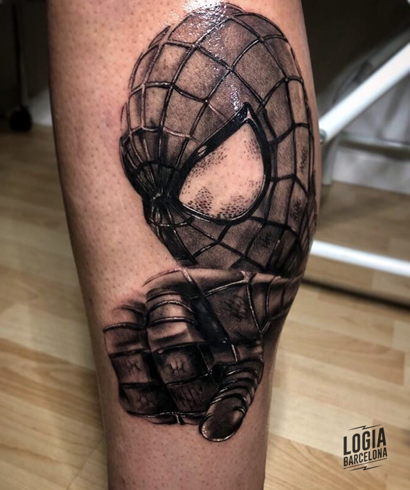 Tatuaje de spiderman Annie Blesok logia barcelona
